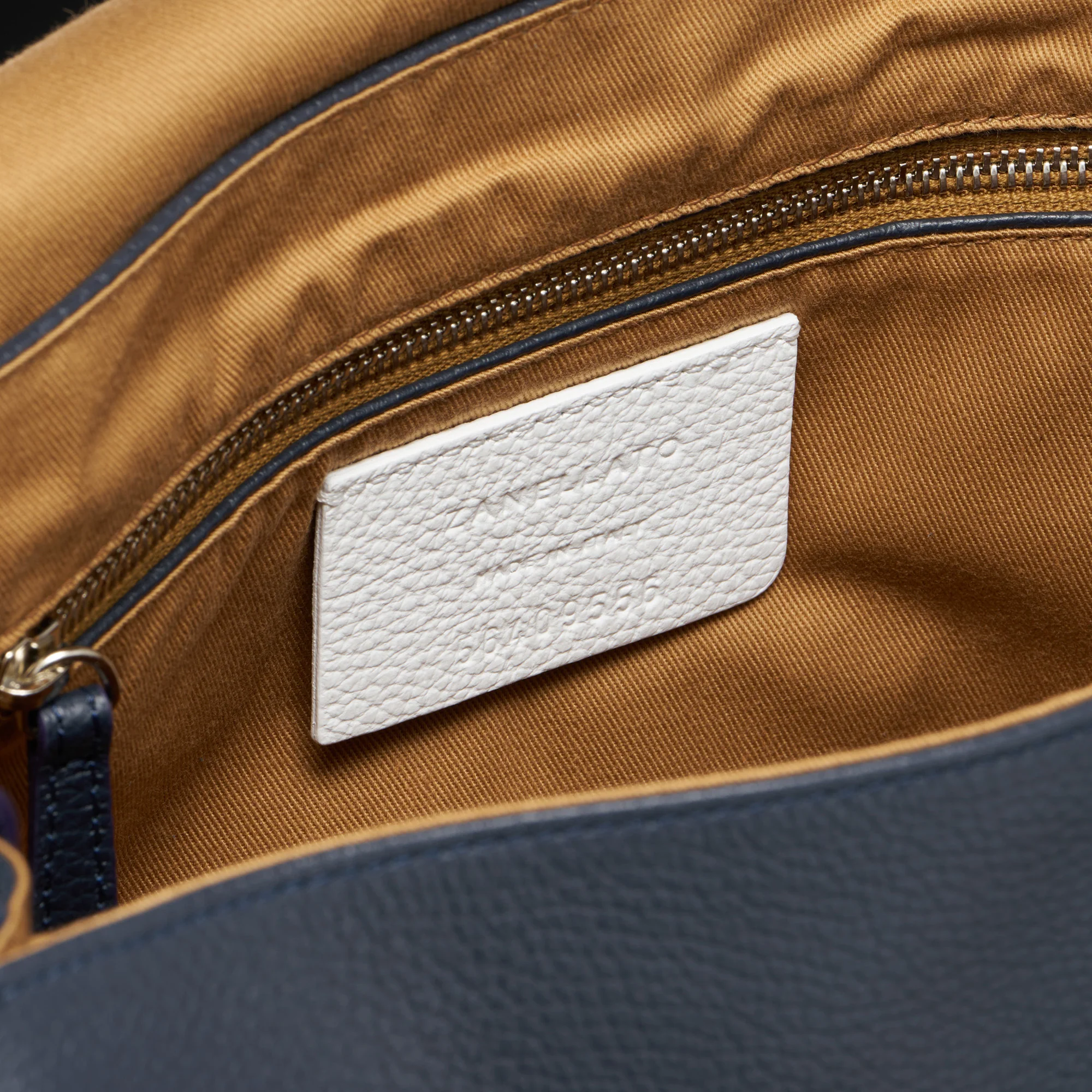 BORSA POSTINA® MEDIUM IN PELLE MARTELLATA DARK NAVY - Image 7